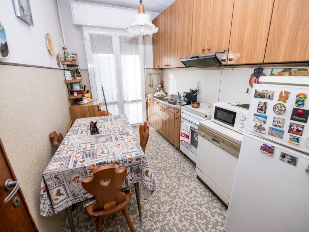 Four-room apartment Via dei larici, Milano (neighborhood Quartiere degli Olmi) - photo 2
