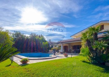 Piscina - Villa Via Algardi
 
13, Casamassima - foto 1