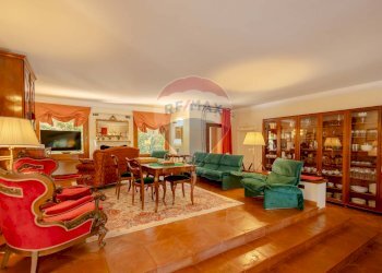 Sala da pranzo - Villa Via Algardi
 
13, Casamassima - foto 6