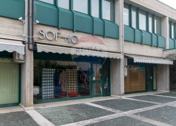 Edificio all\'aperto - Negozio Via paladini
 
6, Jesi - foto 18