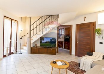 Soggiorno - Villa Bifamiliare papa giovanni XXIII
 
41/a, Santa Maria Hoè - foto 7