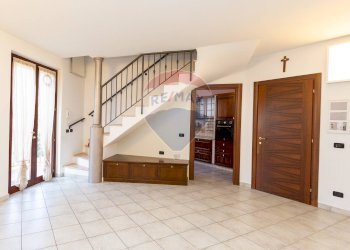 Scale - Villa Bifamiliare papa giovanni XXIII
 
41/a, Santa Maria Hoè - foto 14