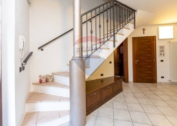 Scale - Villa Bifamiliare papa giovanni XXIII
 
41/a, Santa Maria Hoè - foto 16