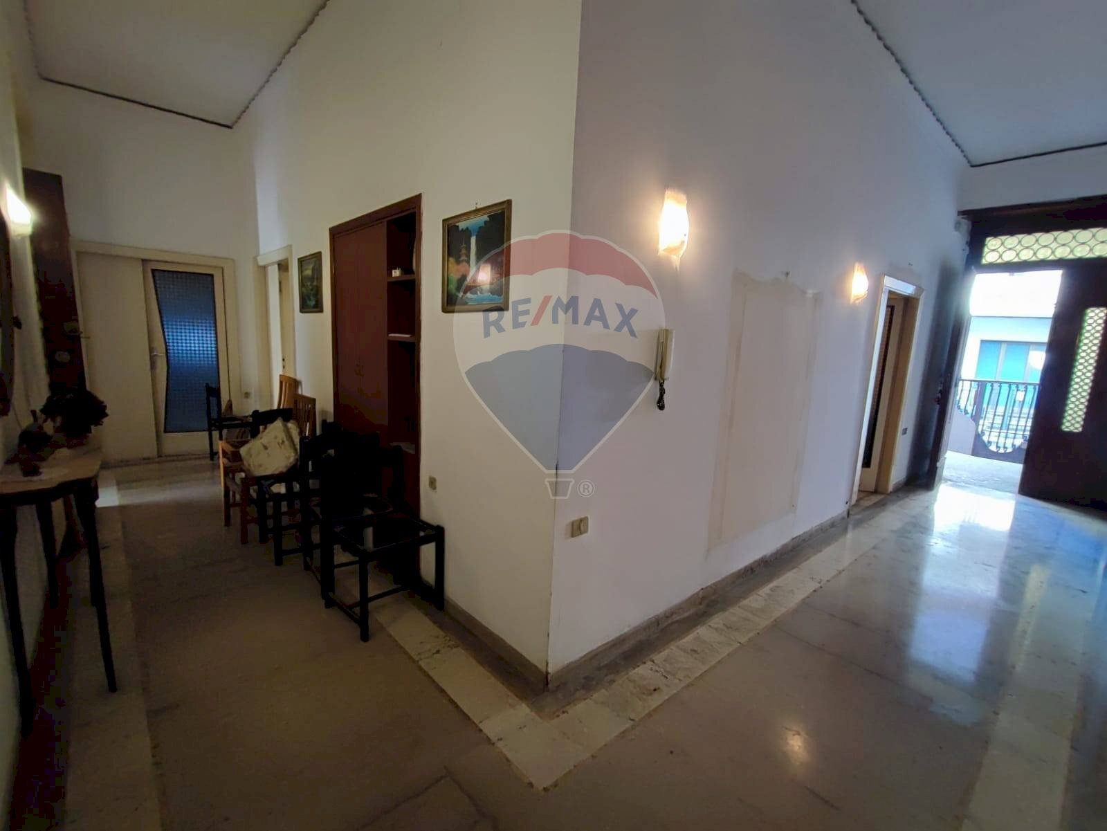 Hall / corridoio - Office Via Giuseppe Verdi
 
36, Marcianise - photo 1