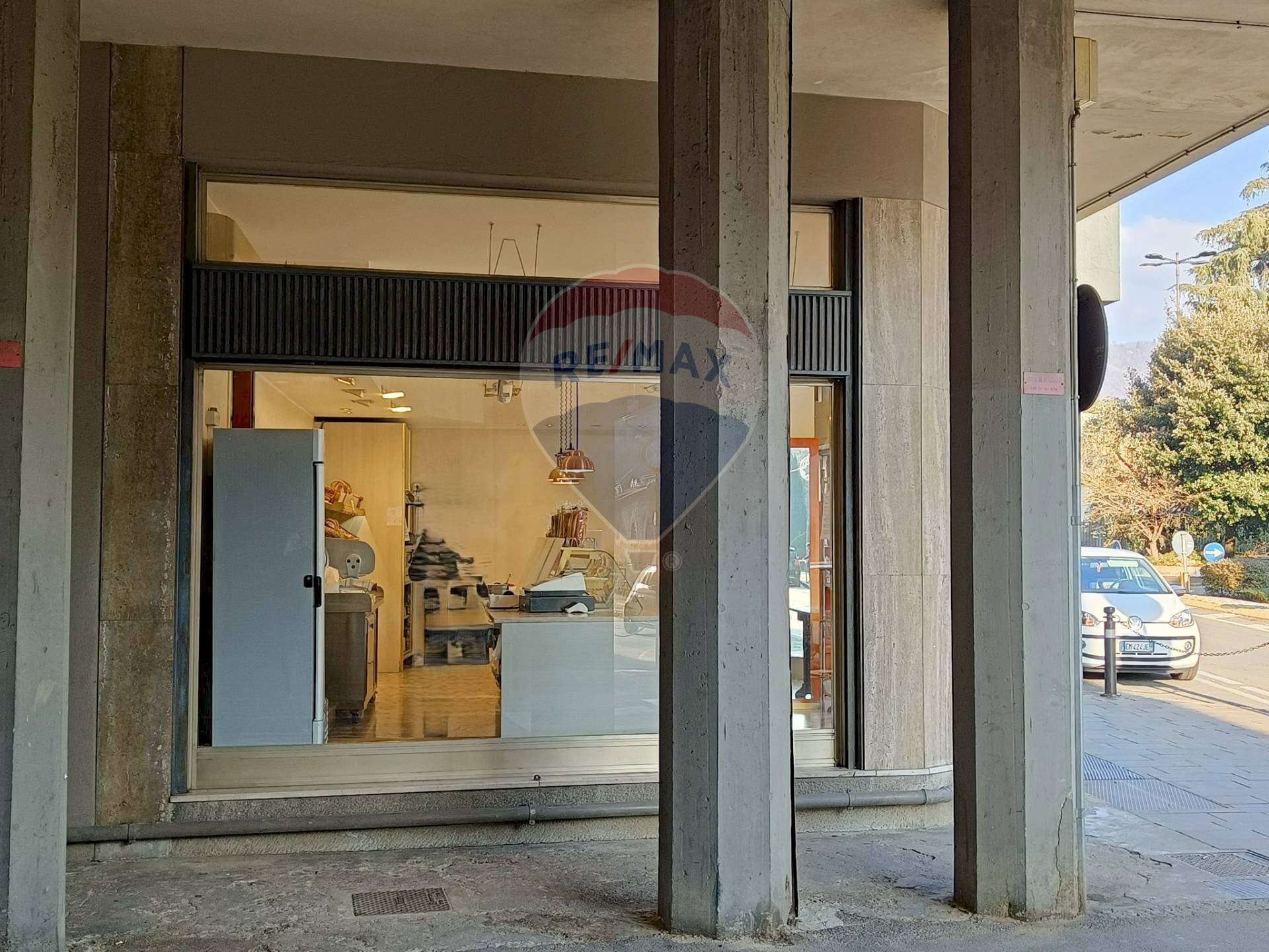 Edificio all\'aperto - Negozio Piazza Papa Giovanni XXIII
9, Torre Boldone - foto 3