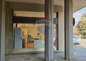 Edificio all\'aperto - Negozio Piazza Papa Giovanni XXIII
 
9, Torre Boldone - foto 3