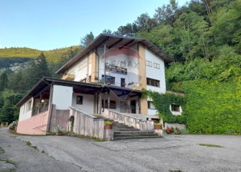 Casa all\'aperto - Attività Commerciale Via Lastra
 
84, Alpago - foto 2