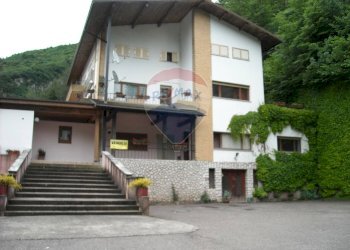 Casa all\'aperto - Attività Commerciale Via Lastra
 
84, Alpago - foto 1