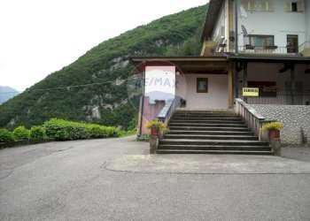 Casa all\'aperto - Attività Commerciale Via Lastra
 
84, Alpago - foto 3