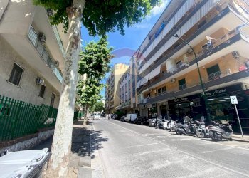 Edificio all\'aperto - Quadrilocale Via Bernardo Cavallino, Napoli - foto 2