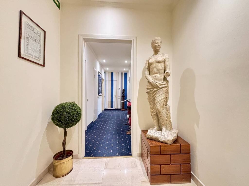 Corridoio - Appartamento viale Vittorio Veneto, Milano - foto 1