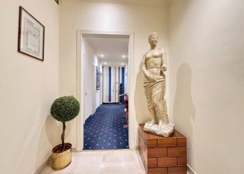 Corridoio - Appartamento viale Vittorio Veneto, Milano - foto 4