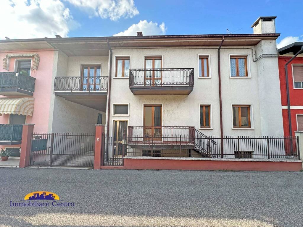 Facciata - Villa a Schiera via Tartaro, 32, Povegliano Veronese - foto 1