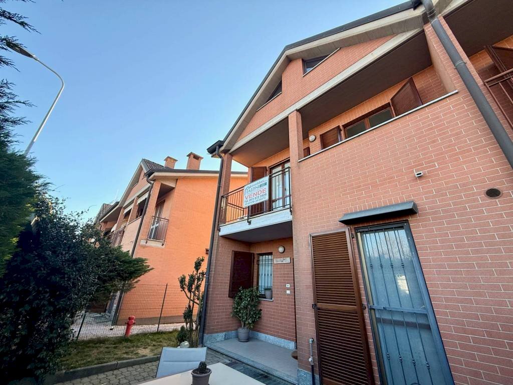 Facciata - Villa a Schiera via Don Giulio Ardizzone, 38, Carmagnola - foto 3