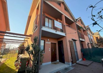 Facciata - Villa a Schiera via Don Giulio Ardizzone, 38, Carmagnola - foto 1