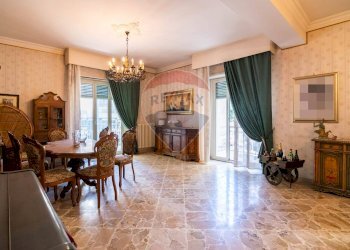 Sala da pranzo - Appartamento Viale Vittorio Veneto
 
122, Catania - foto 12