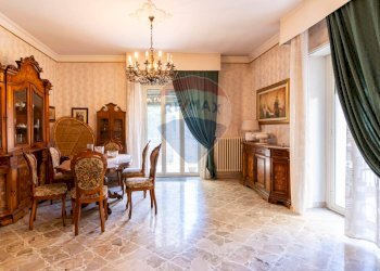 Sala da pranzo - Appartamento Viale Vittorio Veneto
 
122, Catania - foto 14