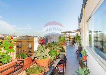 Balcone - Quadrilocale Via Etnea
 
660, Catania - foto 33