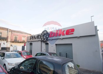 Edificio all\'aperto - Locale Commerciale Piazza Bonadies
 
2/3/4/5/6/7, Catania - foto 1