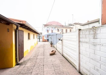 Terrazza - Semi-detached house VIA NAVIGLIO
 
7, Sabbioneta - photo 32