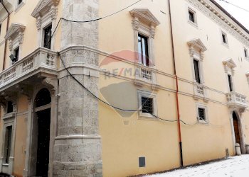 Edificio all\'aperto - Commercial Premises L'Aquila - photo 1