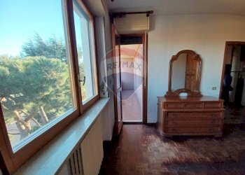 vista esterna dalla camera padronale e portafinestra  di accesso al balcone - Appartamento via San Giulio
 
4, Novara - foto 18