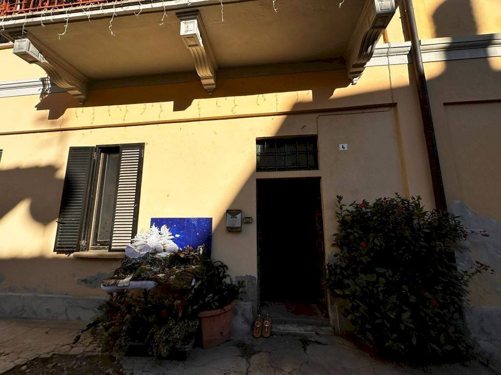 Facciata - Three-room apartment piazza Patrioti, Taino - photo 1