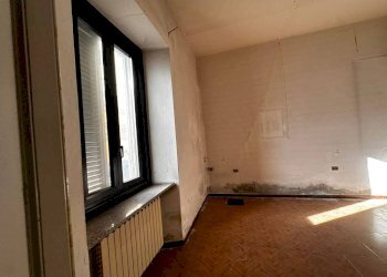 Camera da letto - Trilocale piazza Patrioti, Taino - foto 2