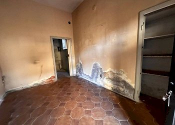 Stanza non arredata - Trilocale piazza Patrioti, Taino - foto 3