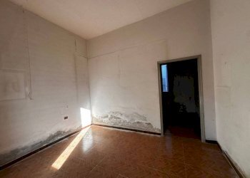 Camera da letto - Trilocale piazza Patrioti, Taino - foto 12