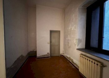 Camera da letto - Trilocale piazza Patrioti, Taino - foto 19