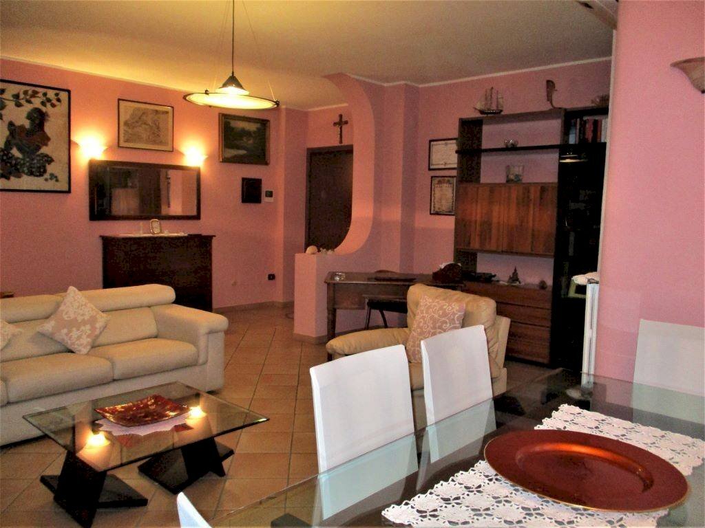 Salone - Three-room apartment via dei Salici, 7c, Cesano Boscone - photo 2