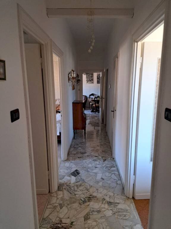 Corridoio - Quadrilocale via Gian Battista Monti, 21, Genova (zona Sampierdarena) - foto 2