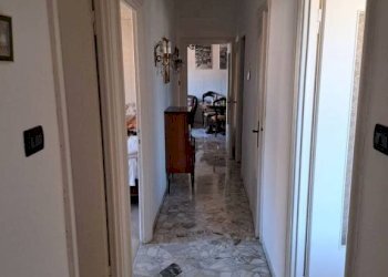 Corridoio - Quadrilocale via Gian Battista Monti, 21, Genova (zona Sampierdarena) - foto 2