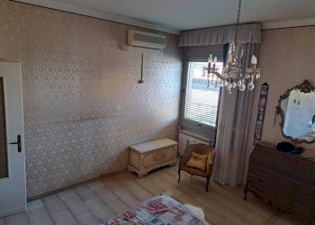 Camera da letto - Quadrilocale via Gian Battista Monti, 21, Genova (zona Sampierdarena) - foto 5