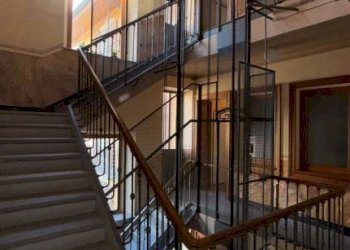 Interno palazzo - Trilocale piazza Martiri della Libertà, 6, Biella - foto 3