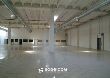 Interno non residenziale - Negozio viale Valli di Carnia, 1, Amaro - foto 10