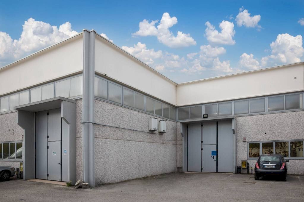 Facciata - Magazzino via Priula, Nervesa della Battaglia - foto 2