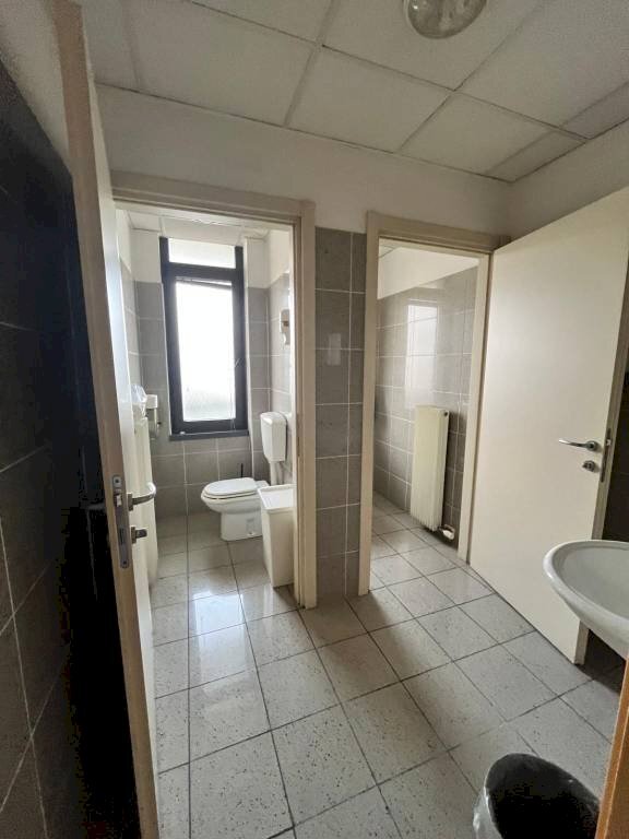 Bagno - Ufficio viale dell'Industria, 17, Caponago - foto 3