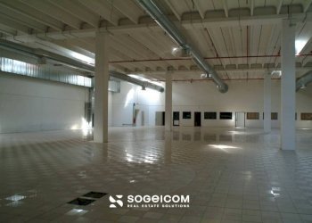 Interno non residenziale - Negozio viale Valli di Carnia, 7, Amaro - foto 9