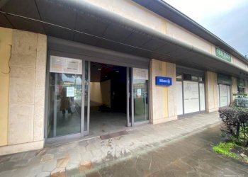 Facciata - Negozio via Zanobi Bicchierai, 30, Prato - foto 13