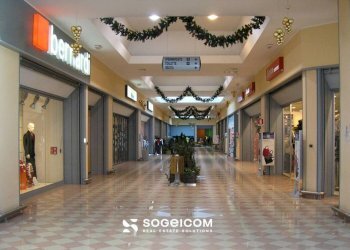 Interno non residenziale - Negozio viale Valli di Carnia, 1 1, Amaro - foto 7