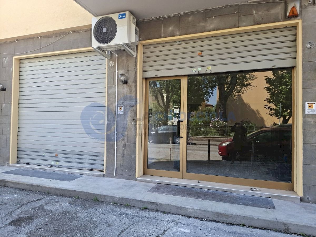 vetrine.jpg - Commercial Premises Via F.E. De Giovanni, Bologna - photo 1