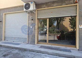 vetrine.jpg - Commercial Premises Via F.E. De Giovanni, Bologna - photo 1