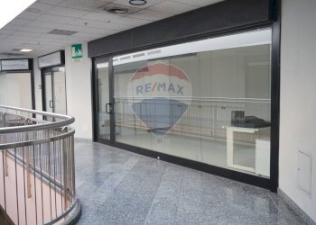 Vetrina - Negozio Via Kennedy
 
28, Brugherio - foto 1