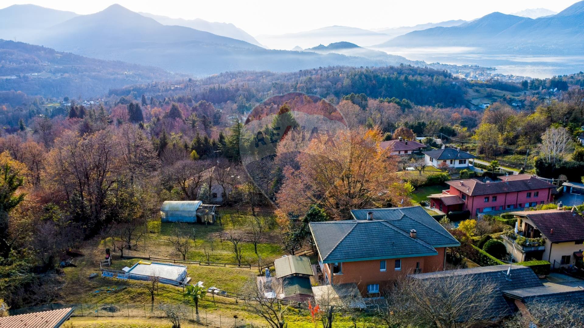 Vista delle montagne - Villa Via Longhirolo
 
22, Luino - foto 2
