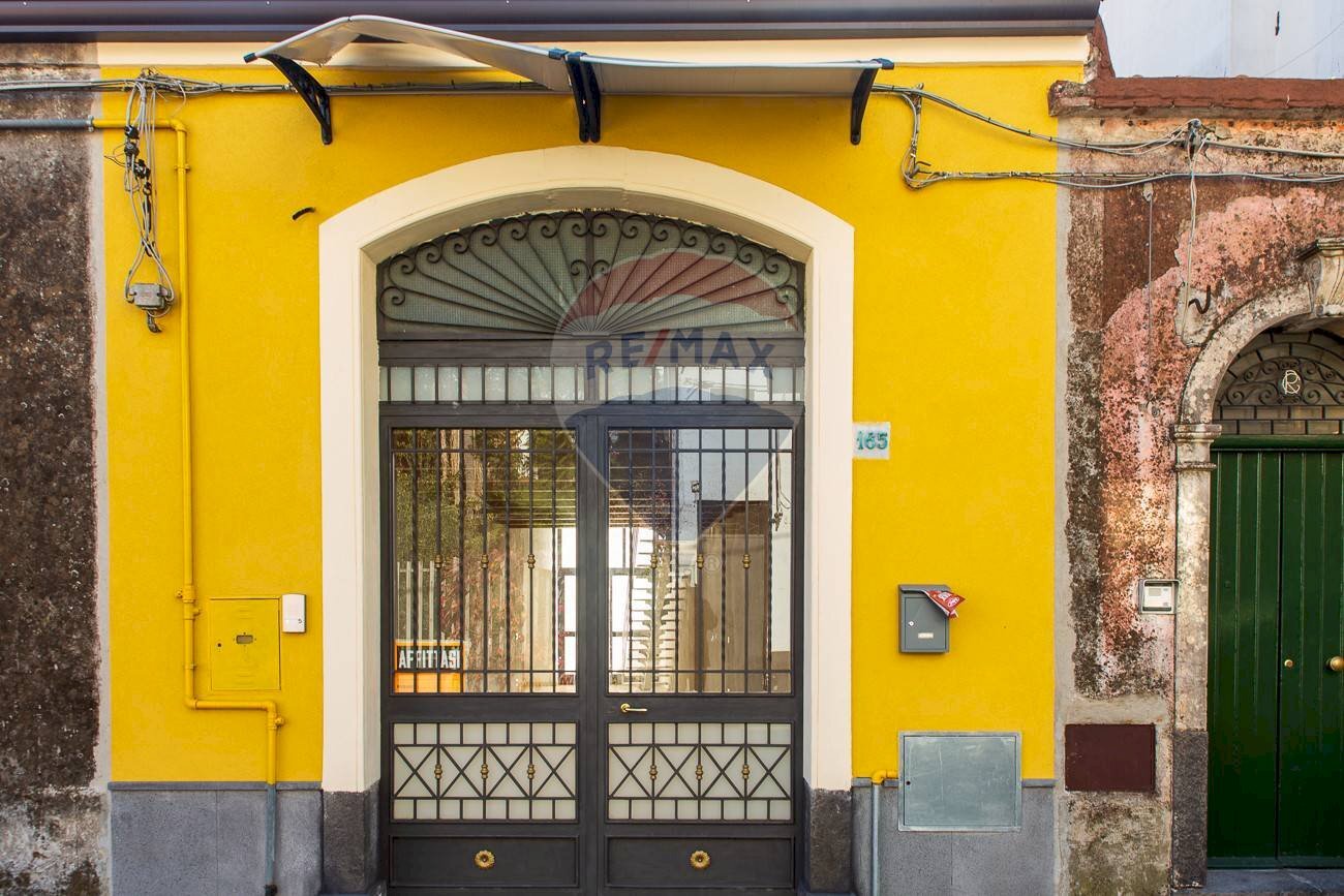 Edificio all\'aperto - Commercial Premises Via Francesco Crispi
 
165, Trecastagni - photo 1