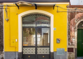 Edificio all\'aperto - Locale Commerciale Via Francesco Crispi
 
165, Trecastagni - foto 1