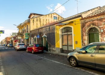 Edificio all\'aperto - Locale Commerciale Via Francesco Crispi
 
165, Trecastagni - foto 3