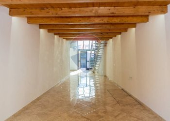 Stanza vuota - Locale Commerciale Via Francesco Crispi
 
165, Trecastagni - foto 4